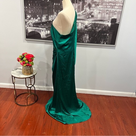 Ieena Mac Duggal Emerald Green Satin Puff Sleeve One Shoulder Gown - Reemoly - Picture 12 of 13